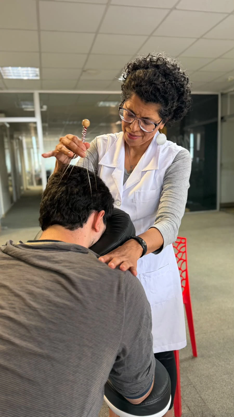 Cristiane Ribeiro em atendimento de Quick Massage