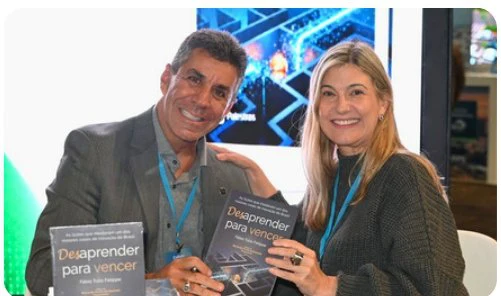 Fábio Túlio e Raquel Garcia com o livro Desaprender para Vencer